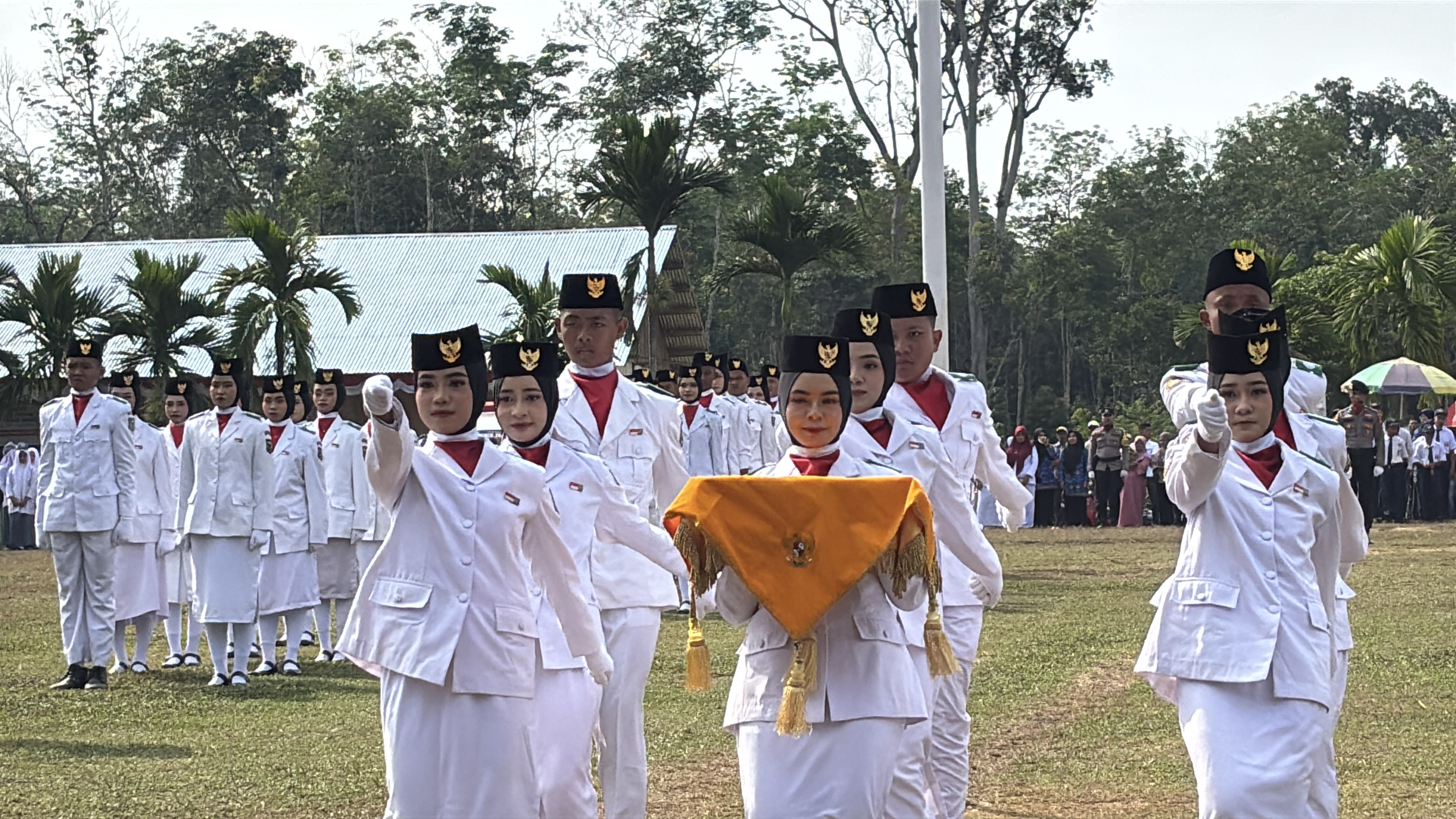 Upacara Bendera HUT ke-81 Kemerdekaan Republik Indonesia di Kecamatan Lubuk Tarok - foto 2