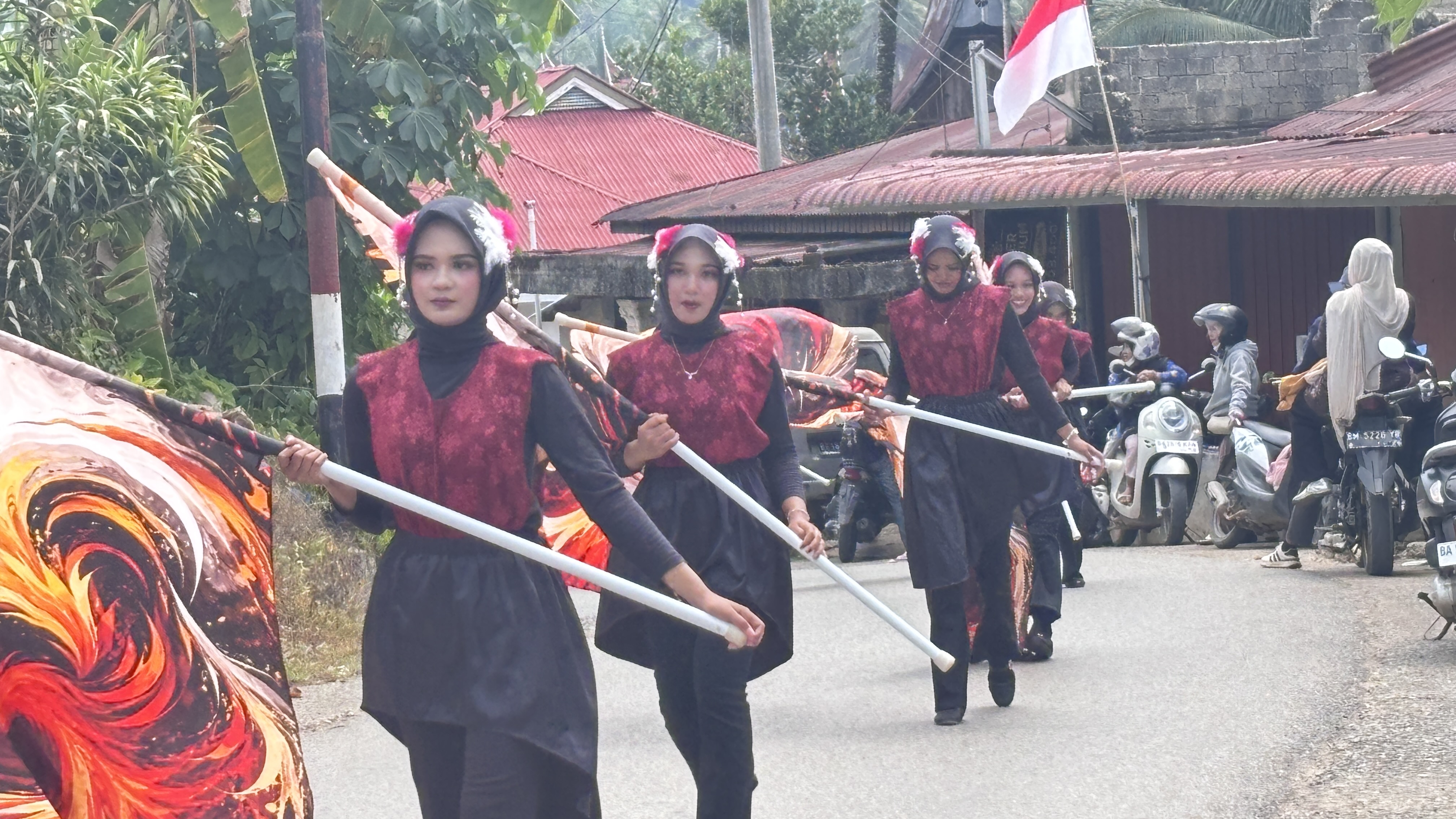 Pawai Kemerdekaan Gema Swara Smandubes SMAN 12 Sijunjung - foto 2