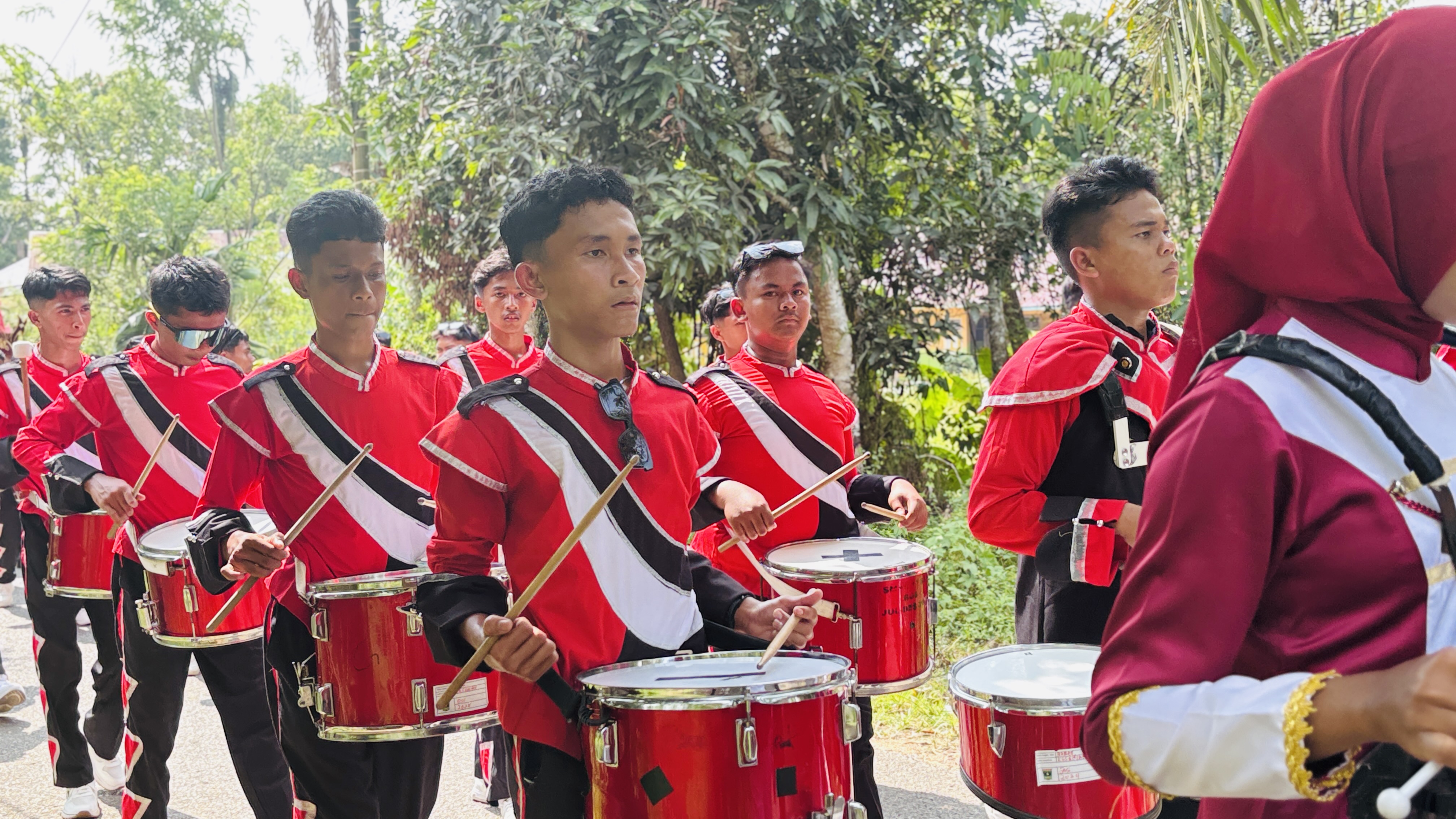 Pawai Kemerdekaan Gema Swara Smandubes SMAN 12 Sijunjung - foto 3