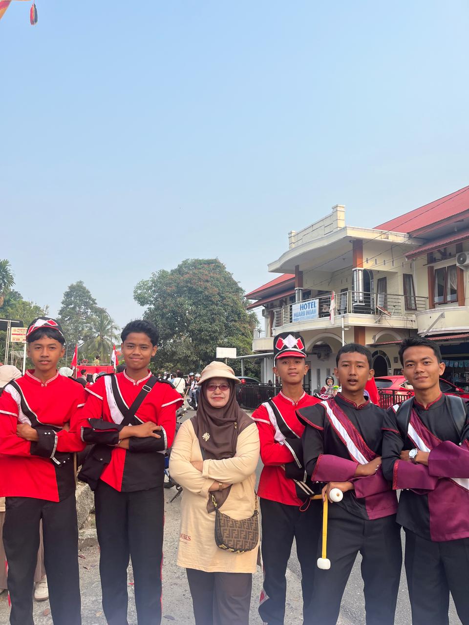 SMAN 12 Sijunjung Meriahkan Pawai Alegoris Kabupaten Sijunjung Tahun 2026 - foto 3