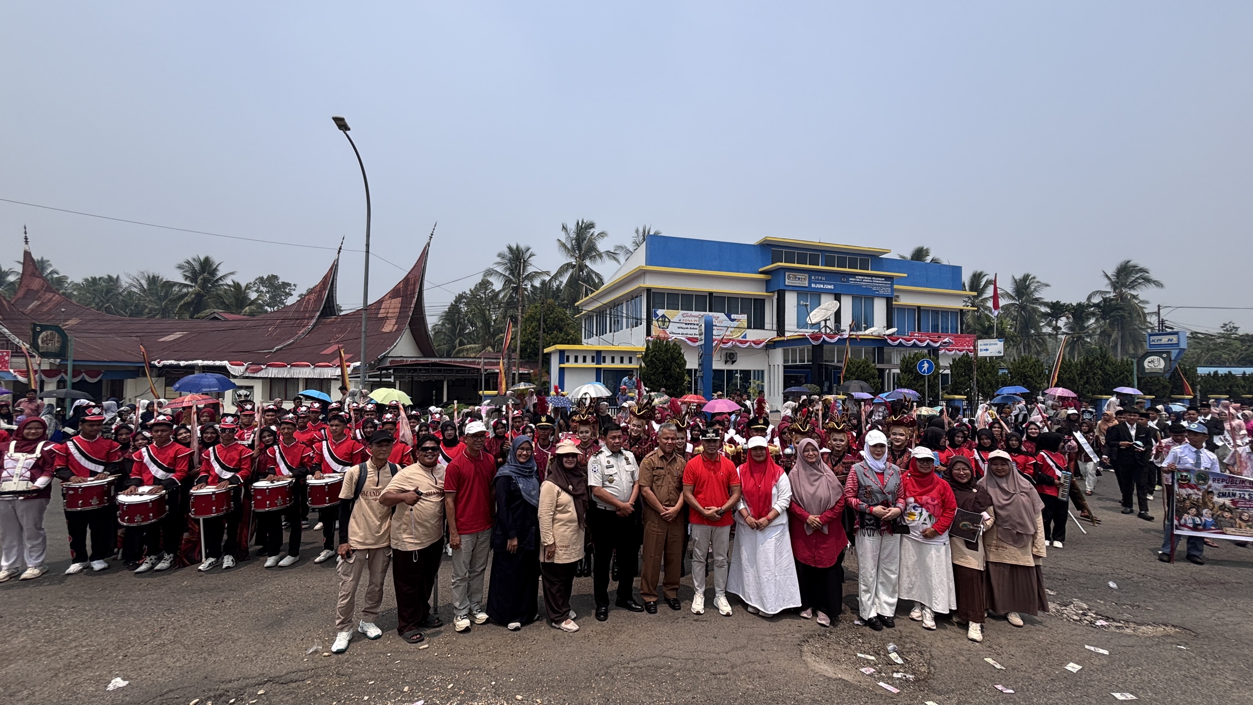 SMAN 12 Sijunjung Meriahkan Pawai Alegoris Kabupaten Sijunjung Tahun 2026